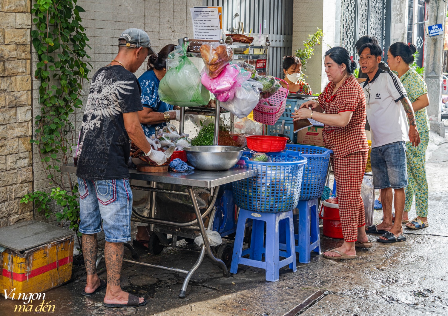 Quán ăn sáng bán 7 ngày 7 món không trùng nhau: Hút khách nhất là bún mắm, ngày Rằm và Mùng 1 người đến ăn phải xếp hàng - Ảnh 6.