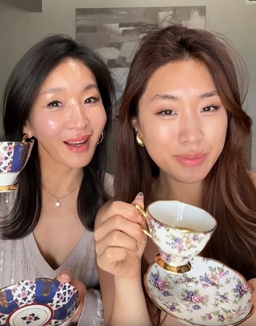 5 chiêu dưỡng da của bà mẹ 51 tuổi trẻ trung như con gái 22 tuổi - Ảnh 4.