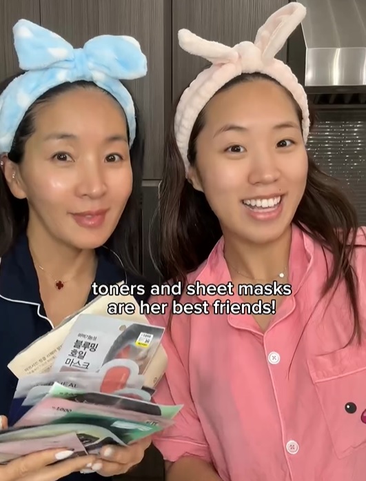 5 chiêu dưỡng da của bà mẹ 51 tuổi trẻ trung như con gái 22 tuổi - Ảnh 1.