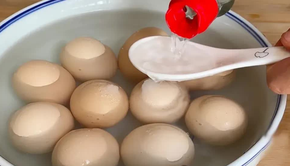 Thêm loại lá quen thuộc này vào khi luộc trứng: Chưa ai làm bao giờ nhưng cực thơm ngon và tốt cho sức khỏe gấp trăm lần - Ảnh 2.