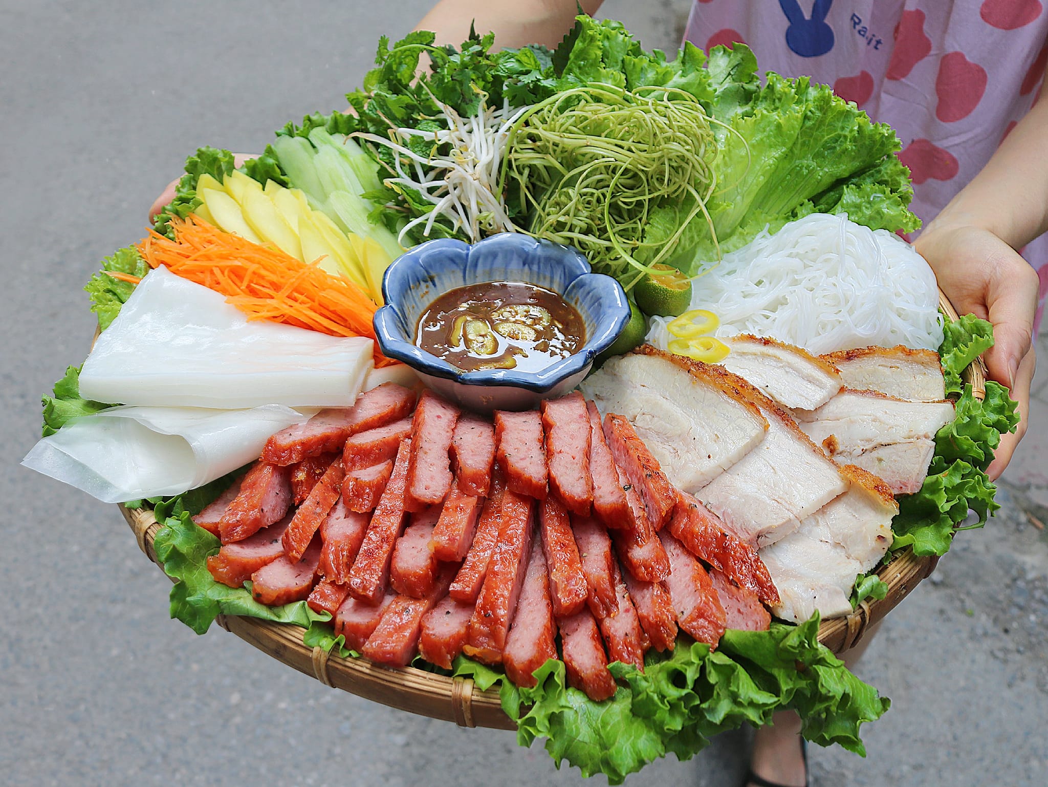 Mẹ đảm Hà thành trổ tài bài trí 30 mâm cơm lên mẹt: &quot; Cả nhà quây quần quanh 1 mẹt tròn, ngồi kề nhau vừa ăn vừa trò chuyện rất ấm cúng&quot; - Ảnh 6.