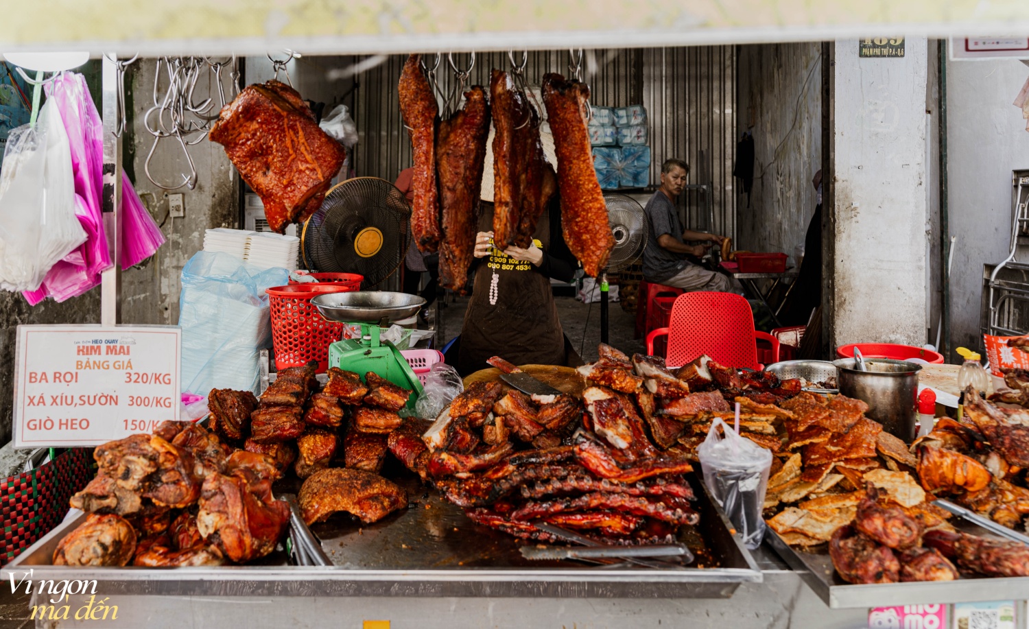 Gặp &quot;bà trùm&quot; heo quay ở TP.HCM: Có trợ thủ vừa xinh vừa chặt thịt điêu luyện là con dâu và con gái, sẵn sàng bán bánh mì 15K không lời lãi - Ảnh 2.