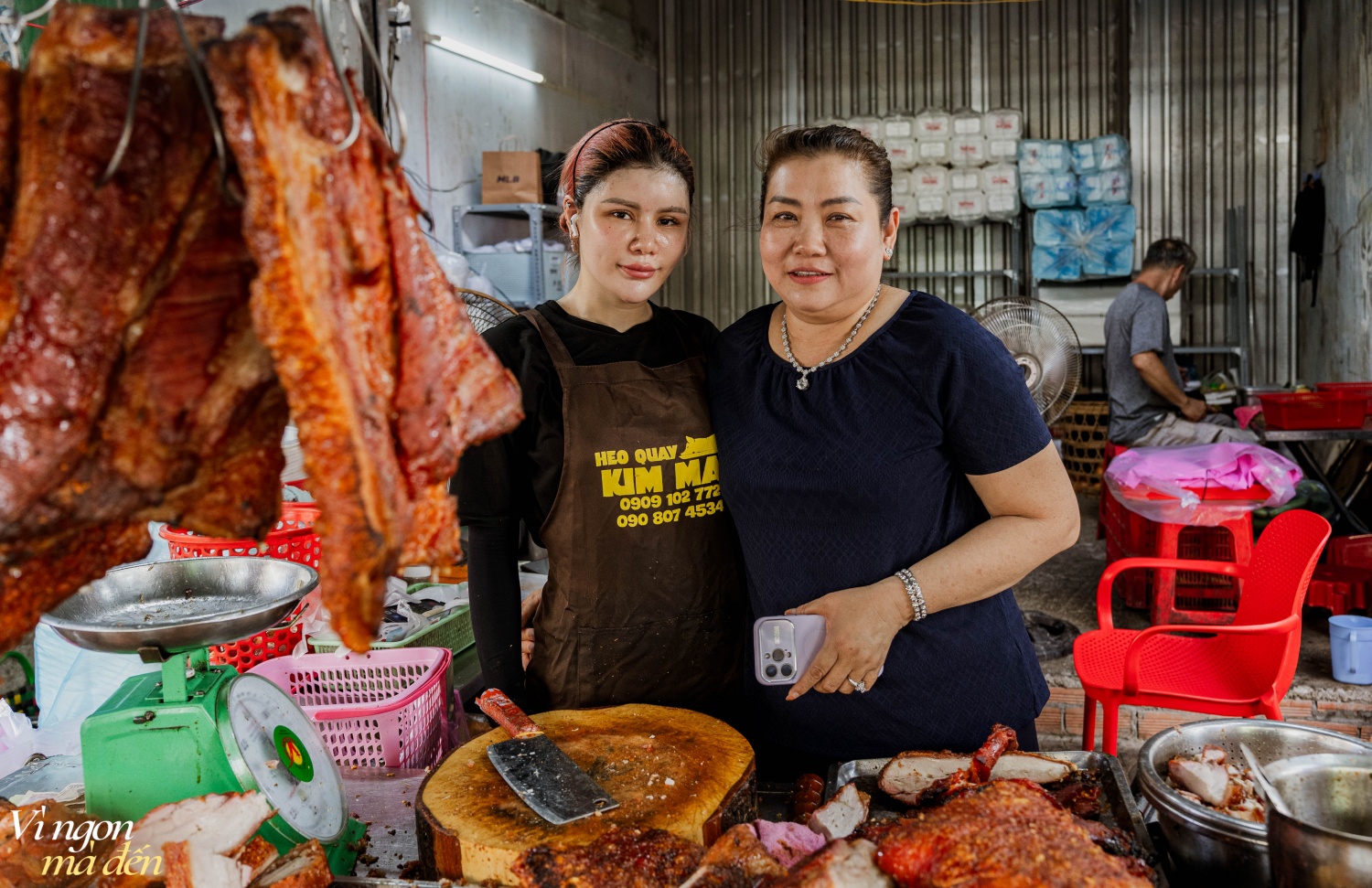 Gặp &quot;bà trùm&quot; heo quay ở TP.HCM: Có trợ thủ vừa xinh vừa chặt thịt điêu luyện là con dâu và con gái, sẵn sàng bán bánh mì 15K không lời lãi - Ảnh 7.