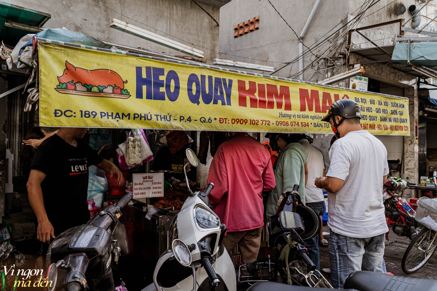 Gặp &quot;bà trùm&quot; heo quay ở TP.HCM: Có trợ thủ vừa xinh vừa chặt thịt điêu luyện là con dâu và con gái, sẵn sàng bán bánh mì 15K không lời lãi - Ảnh 11.