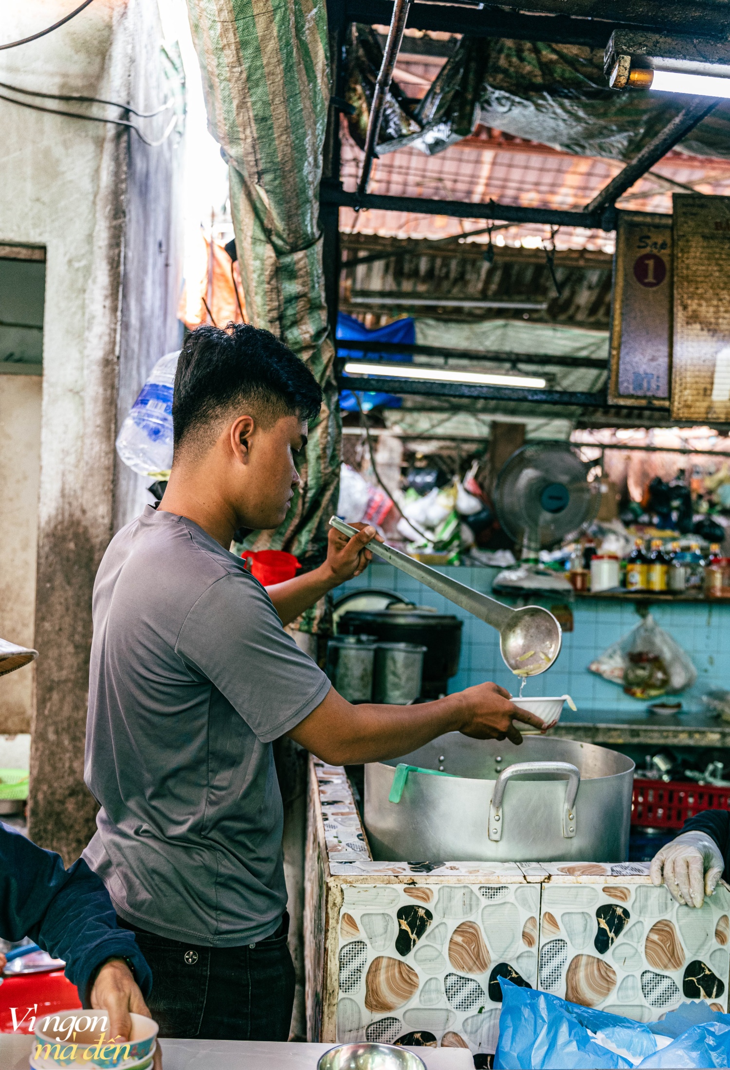 Quán cơm bình dân trong chợ người Hoa đồ ăn xếp chồng như núi, nhìn mặt khách hàng mà bán, khách thích ăn ở đĩa, trong tô, thậm chí có cả cặp lồng đều có cả - Ảnh 6.