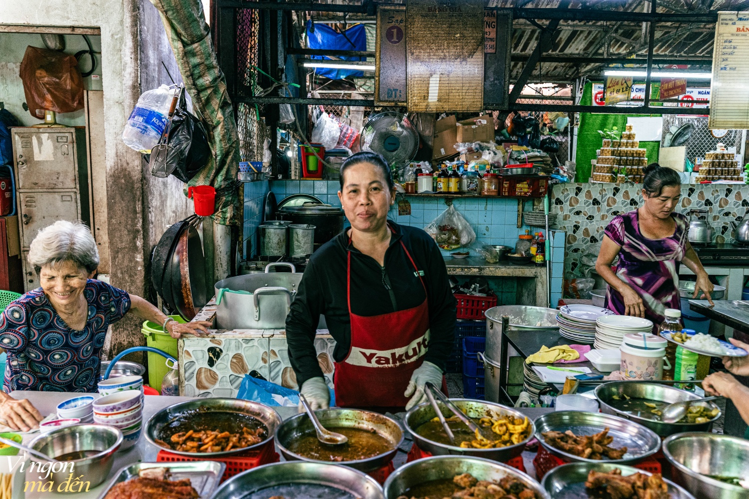 Quán cơm bình dân trong chợ người Hoa đồ ăn xếp chồng như núi, nhìn mặt khách hàng mà bán, khách thích ăn ở đĩa, trong tô, thậm chí có cả cặp lồng đều có cả - Ảnh 2.