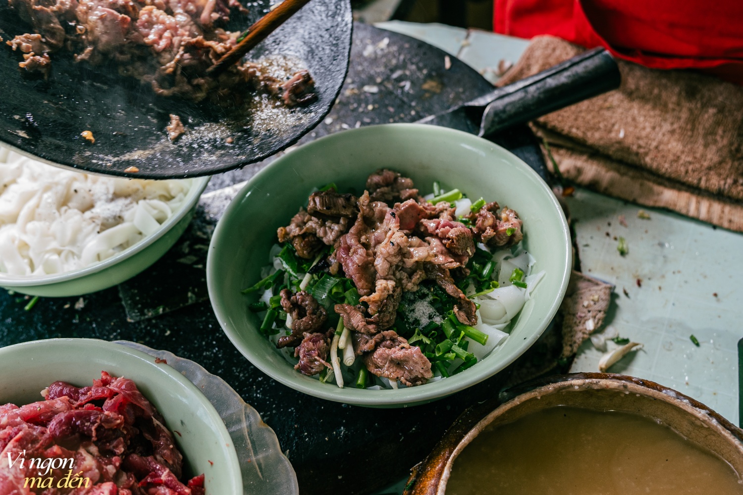 Quán phở không tên, không biển hiệu bán hơn 40 năm: Chỉ bán duy nhất một món, nói không với chanh mà vẫn - Ảnh 2.