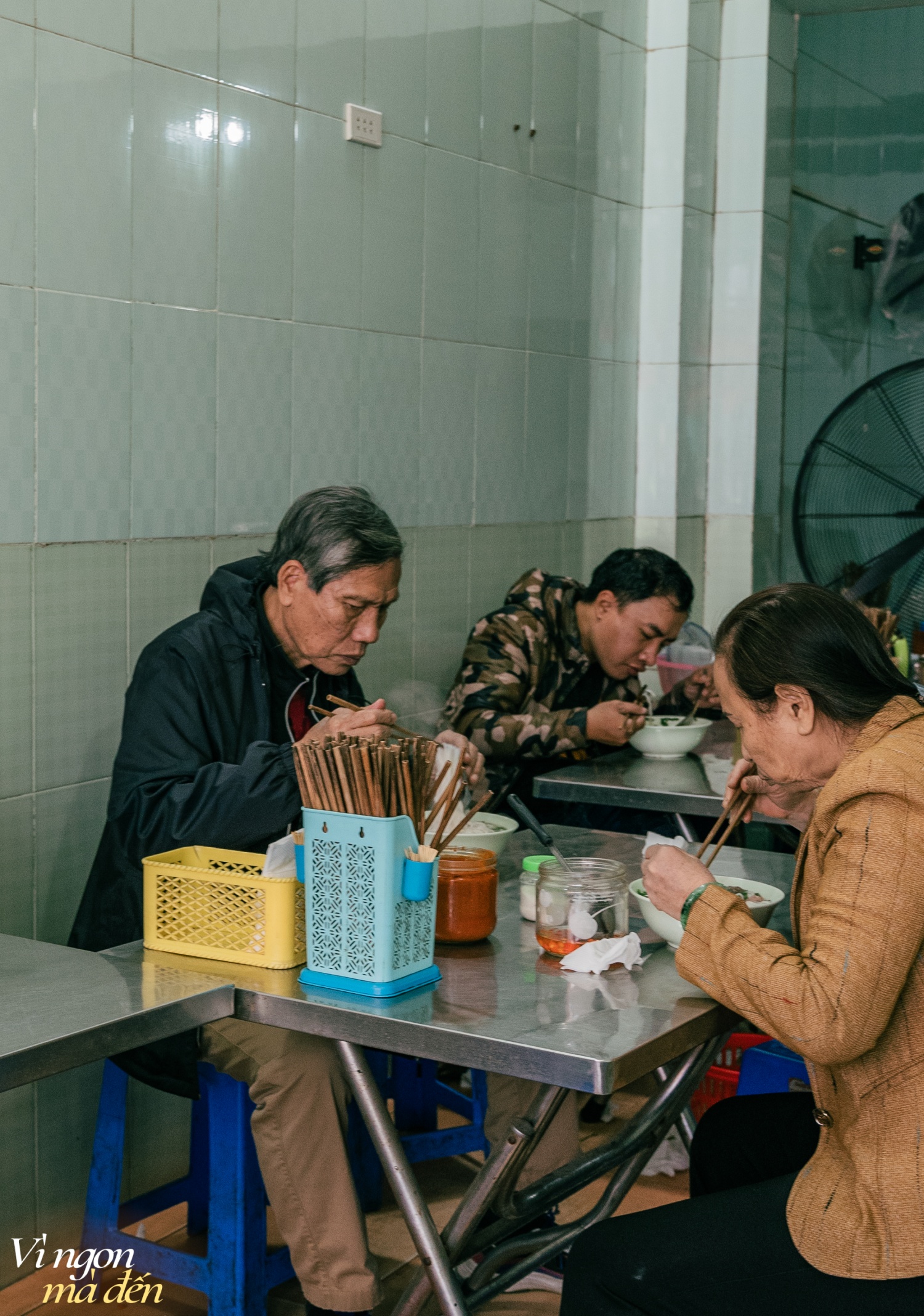 Quán phở không tên, không biển hiệu bán hơn 40 năm: Chỉ bán duy nhất một món, nói không với chanh mà vẫn - Ảnh 3.