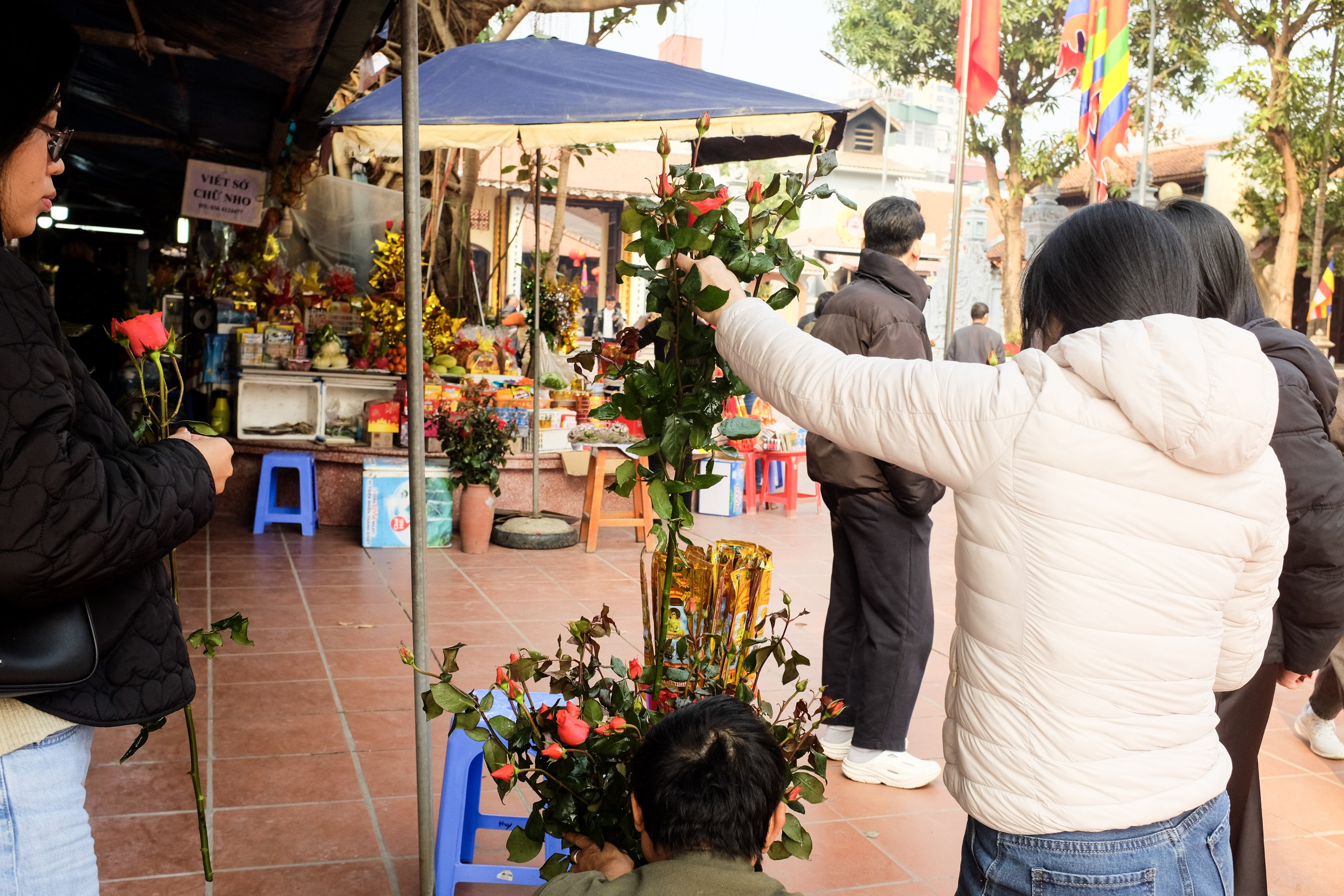 Nếu chùa Phúc Khánh nổi tiếng cầu danh, chùa Hà cầu duyên thì chốn tâm linh ngay Hà Nội này được nhiều người đến cầu tài lộc, nguyện ước bình an - Ảnh 5.