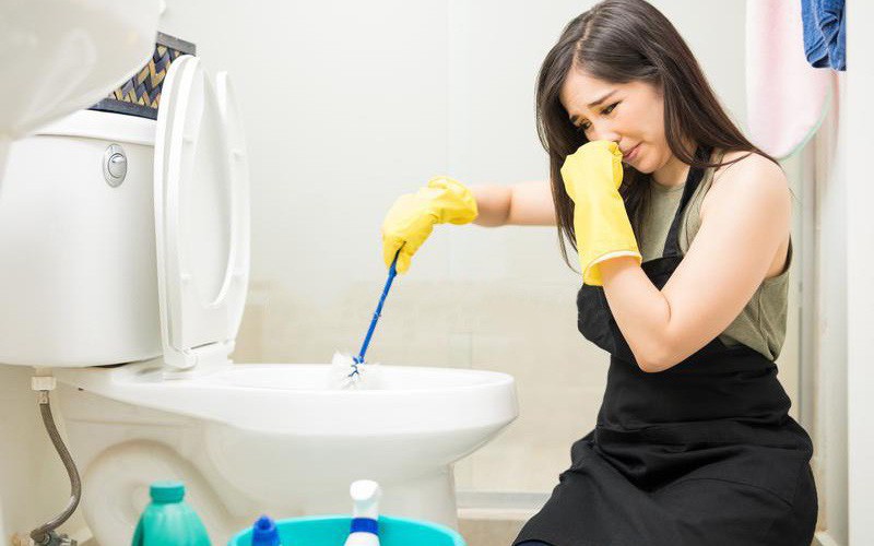 Xử lý nhà vệ sinh bốc mùi khi trời mưa