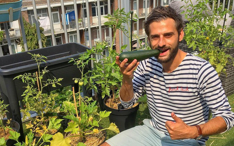 Anh chàng điển trai khiến hàng nghìn cô gái ngưỡng mộ khi trồng cả một sân thượng rau quả xanh tươi