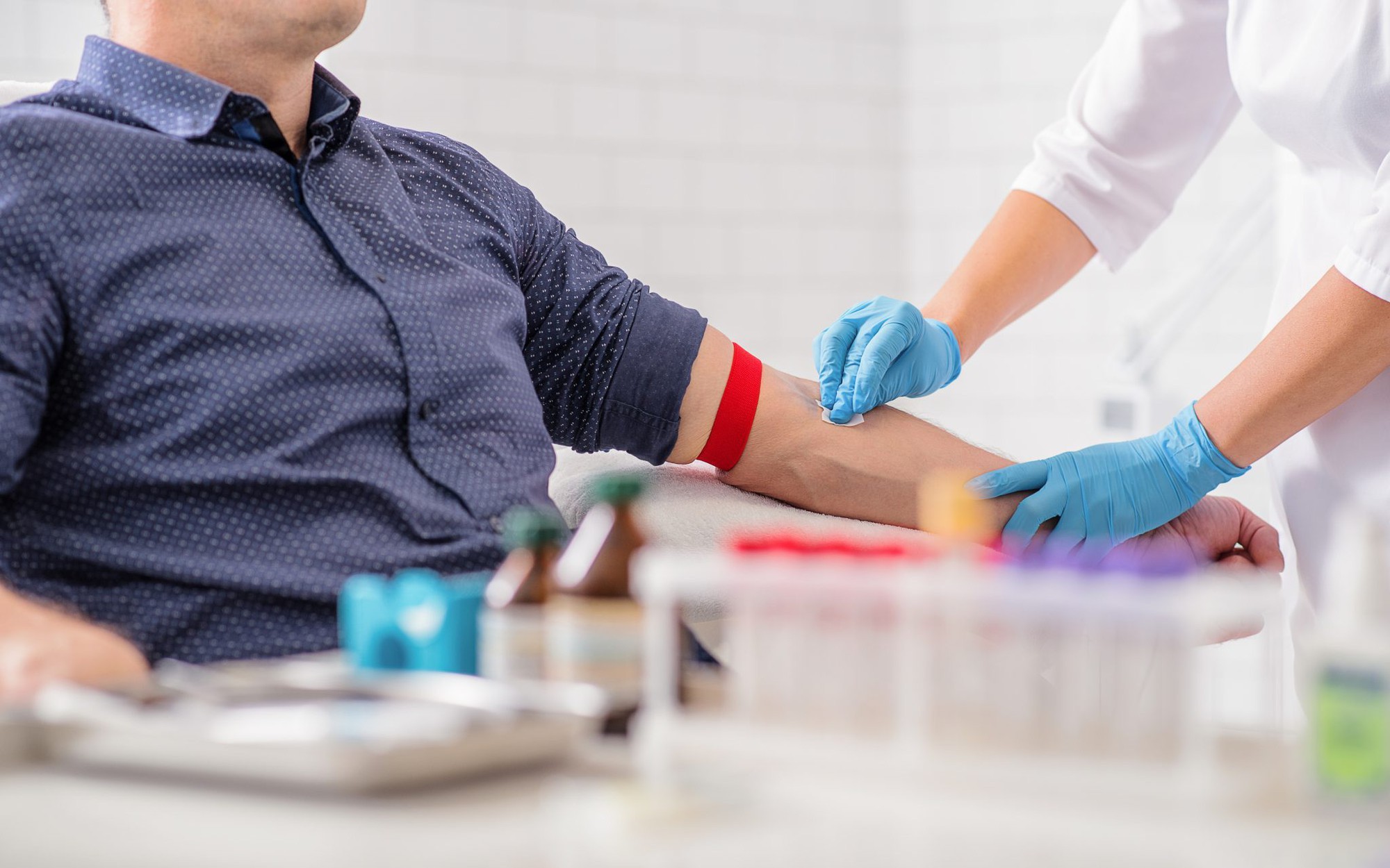 Sốt xuất huyết vẫn hoành hành, đây là giá cả của 5 cơ sở xét nghiệm máu tại nhà uy tín giúp bạn tiết kiệm tối đa thời gian