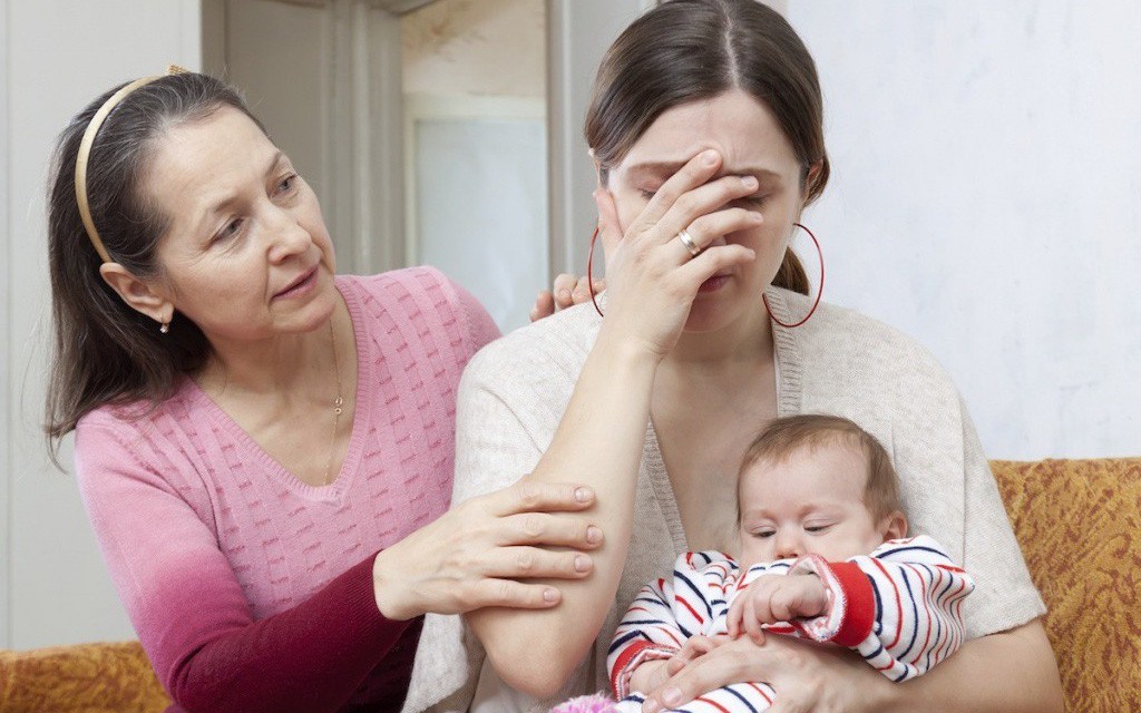 Mẹ chồng muốn giữ số tiền mọi người cho tôi khi ở cữ, vừa đáp lời từ chối tôi đã phải nghe những lời mắng nhiếc từ bà