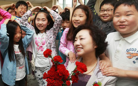 Ngày Nhà giáo Hàn Quốc: Rất nhiều hoạt động kỷ niệm thú vị được diễn ra, đặc biệt có một loài hoa dành riêng tặng thầy cô trong dịp này