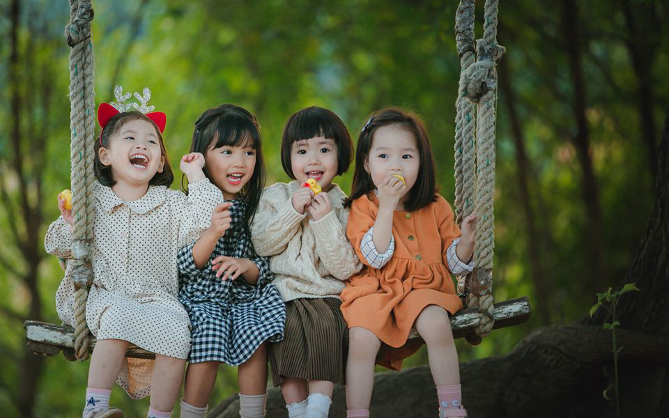 Bộ ảnh đáng yêu chụp 4 cô con gái của 4 bà mẹ chơi thân khiến nhiều chị em "bấn loạn" thả tim không ngừng
