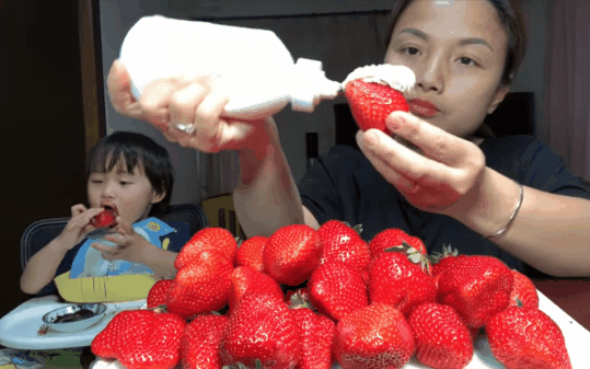 Cho trẻ ăn dâu tây có lợi ích gì mà nữ Youtuber Quỳnh Trần JP và bé Sa ăn ngon lành đến vậy?