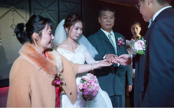 Ngày cưới, bố vợ đại gia chỉ tặng con gái đôi nhẫn cỏ khiến cả hội hôn xì xào bàn tán song câu nói của ông với chàng rể lại làm mọi người nghẹn ngào xúc động