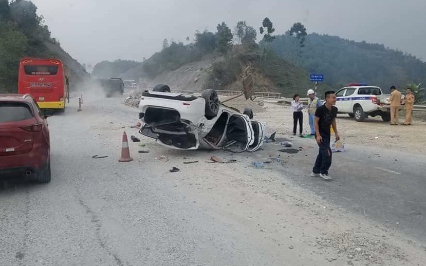 Yên Bái: Xế hộp lộn nhiều vòng trên cao tốc, 3 người nhập viện