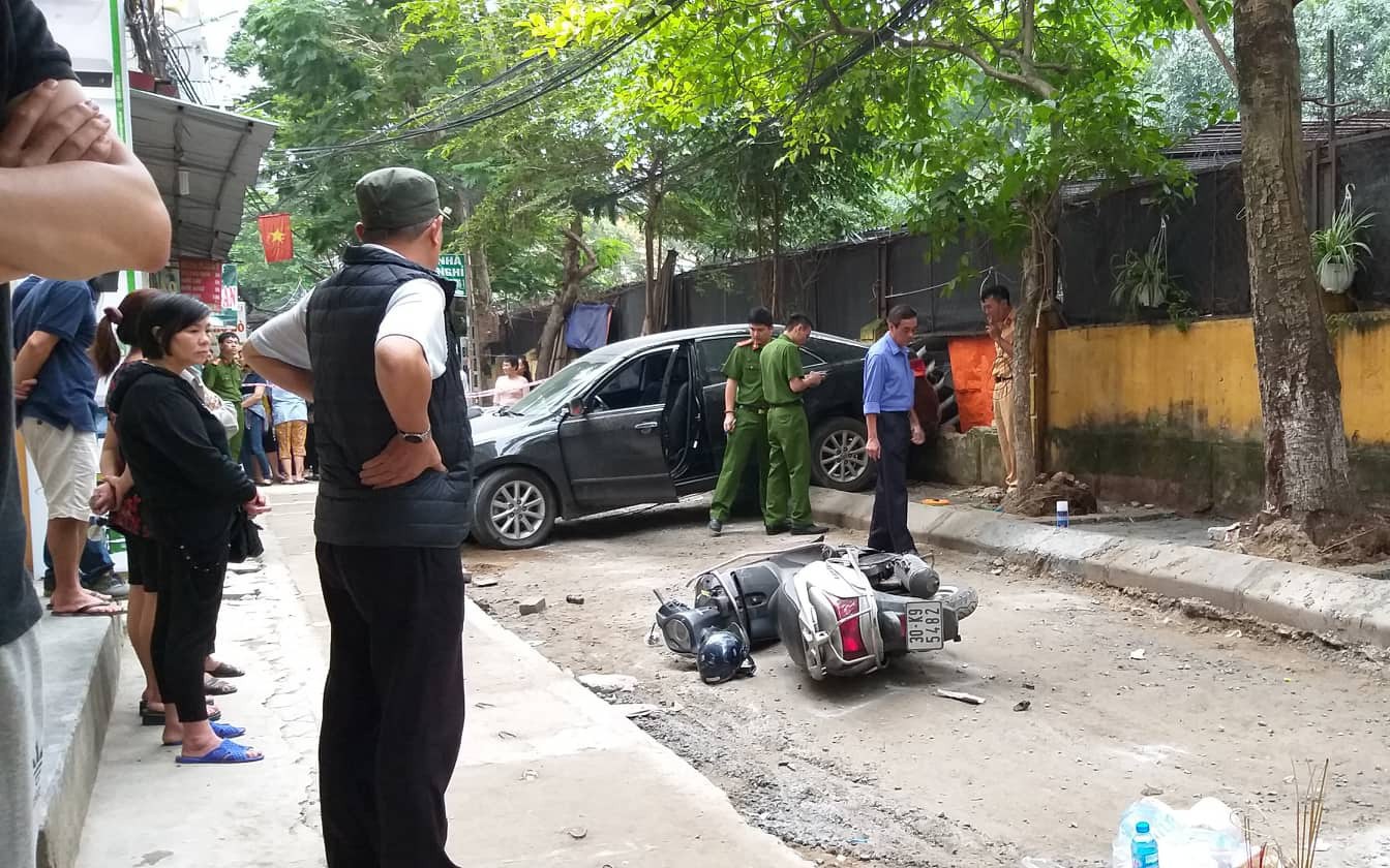 Hà Nội: Nữ tài xế lái Camry lùi xe, nghi đạp nhầm chân ga khiến một phụ nữ tử vong thương tâm