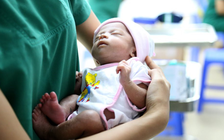 Bỏ bé gái sinh non tại bệnh viện, người mẹ trẻ đã quay lại đón con sau gần 1 tháng biệt tích