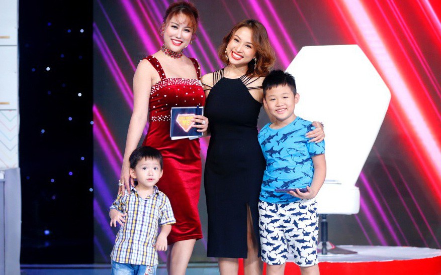 Sau đám tang bố ruột, Phi Thanh Vân cùng con trai xuất hiện trên sóng truyền hình