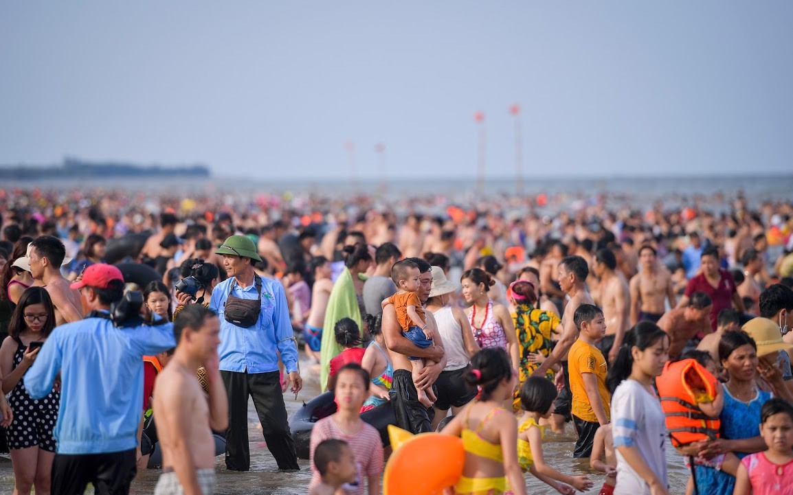 Nắng nóng như chảo lửa, hàng ngàn du khách vẫn chen chúc nhau tắm biển Sầm Sơn