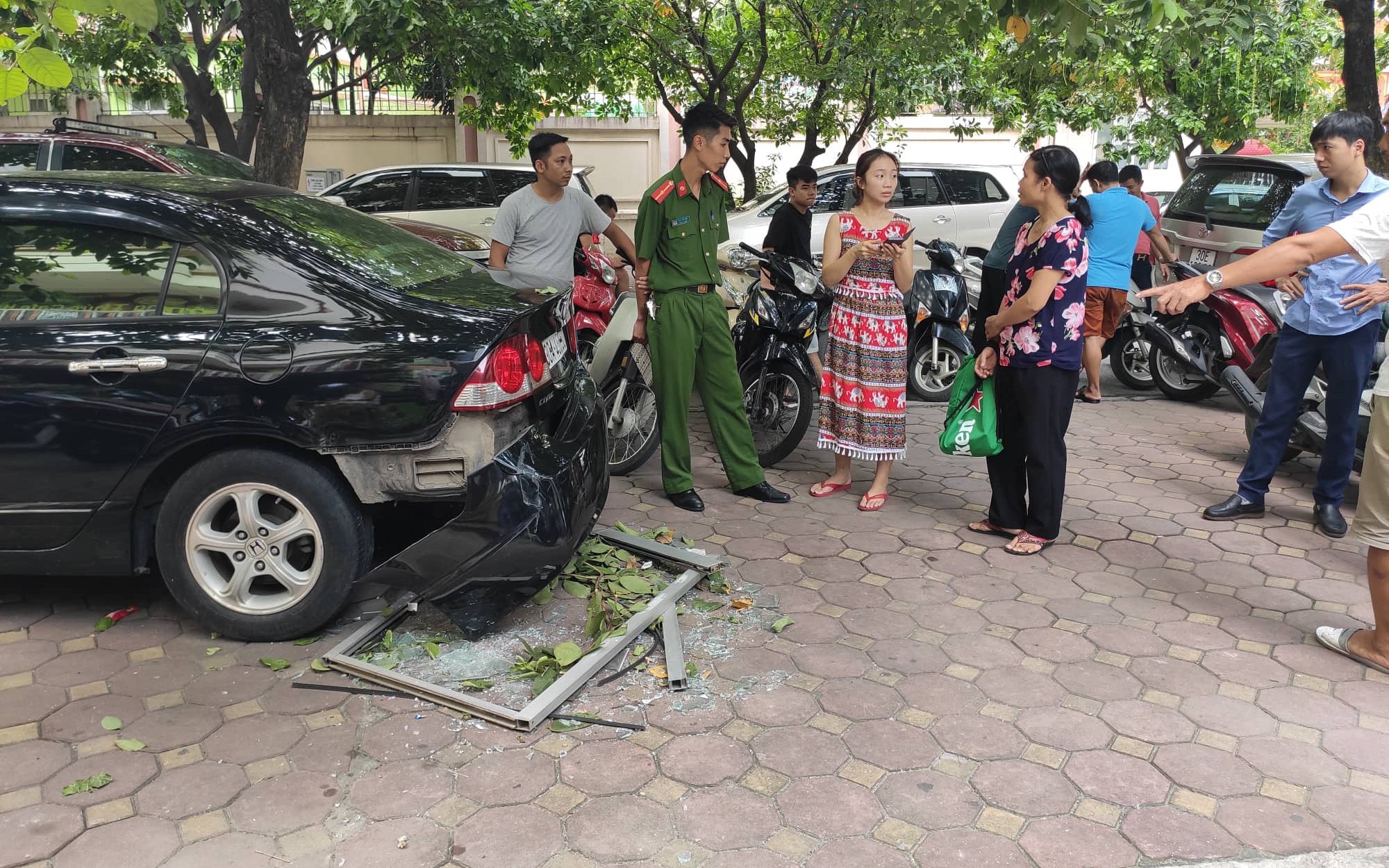 Hà Nội: Cửa kính chung cư bay từ tầng cao xuống đất, nhiều người hốt hoảng bỏ chạy