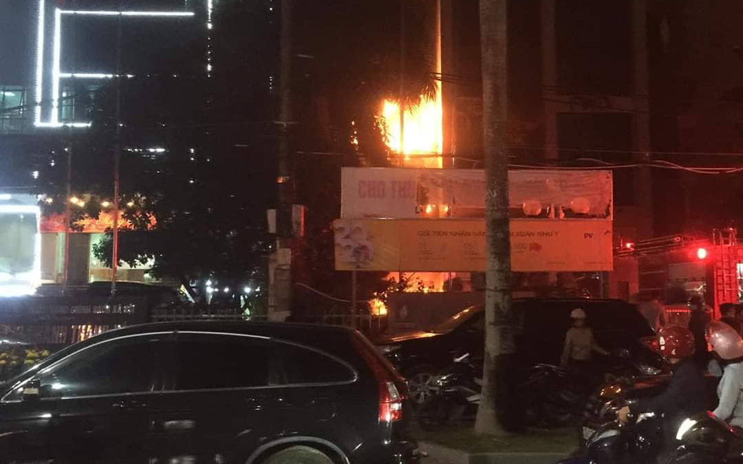 Thanh Hóa: 1 người chết, nhiều người kêu cứu trong đám cháy tại tòa nhà dầu khí 