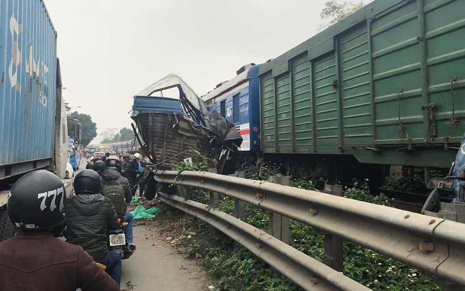 Hà Nội: Một người nguy kịch khi chở cá băng qua đường tàu