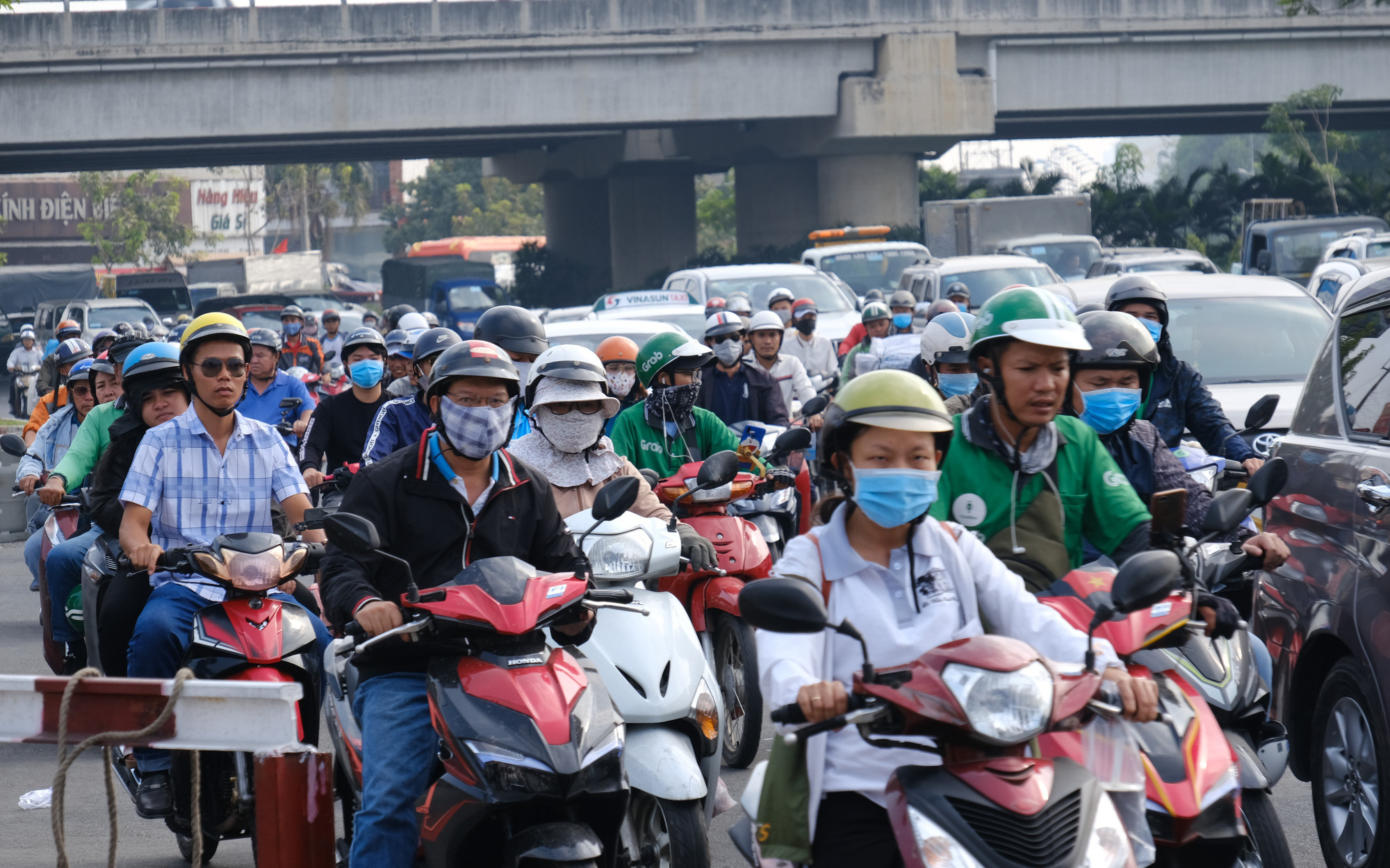 Hàng ngàn cha mẹ đội nắng chở con nhỏ về quê ăn Tết, các cửa ngõ Sài Gòn ùn ứ