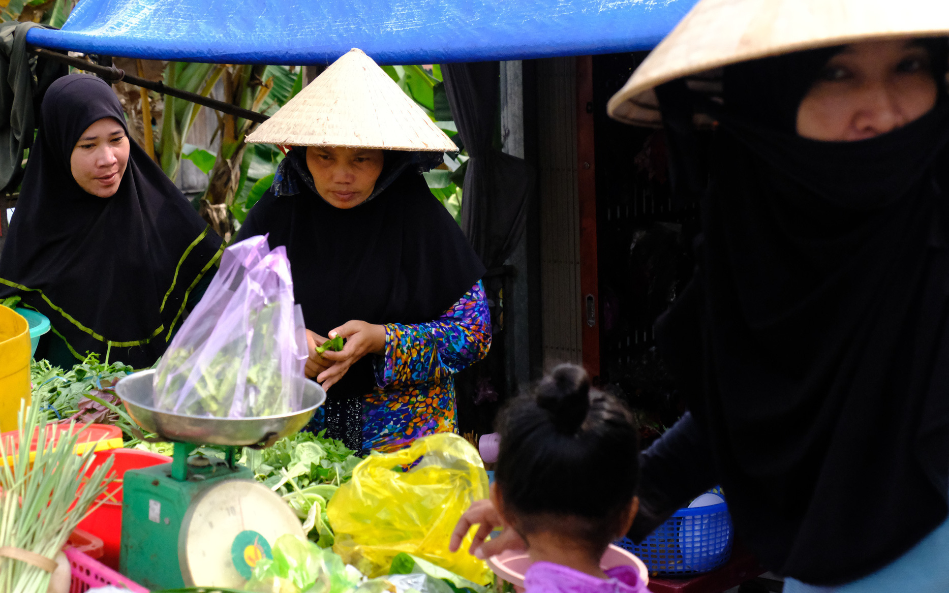 Cuối năm lạc vào "ngôi làng phụ nữ" kỳ lạ ở An Giang: Đến đi chợ cũng trùm kín mà nụ cười thì dễ thương quá đỗi!