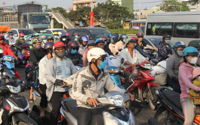 Chính thức được nghỉ Tết, hàng ngàn người lại đội nắng, hít bụi "trường chinh" về miền Tây