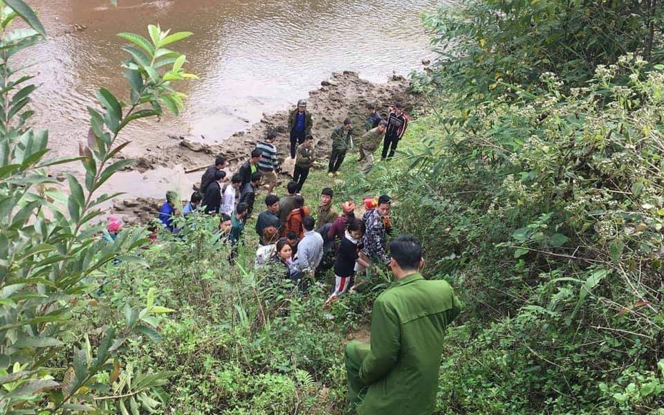 Lào Cai: Phát hiện thi thể nữ giới vùi bên bờ suối thò một cánh tay khỏi mặt đất