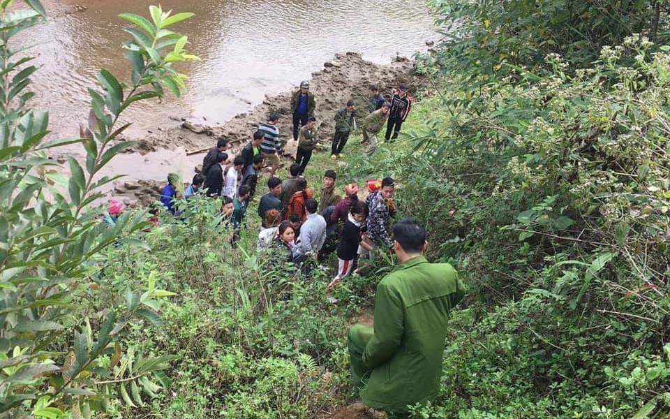 Nữ nạn nhân được phát hiện tử vong, thò cánh tay cạnh bờ suối ở Lào Cai đã ly hôn, có hoàn cảnh khó khăn