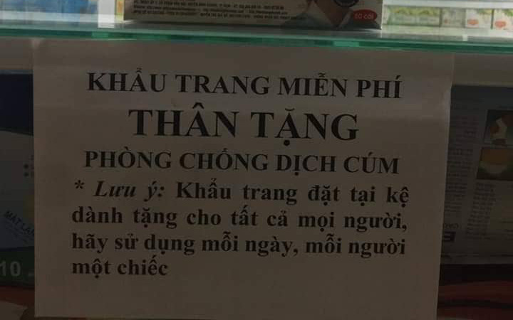 Bên cạnh những gian thương lợi dụng dịch viêm hô hấp do virus Corona để bán hàng nhái và tăng giá, có 1 tiệm thuốc bày sẵn khẩu trang miễn phí cho người dân