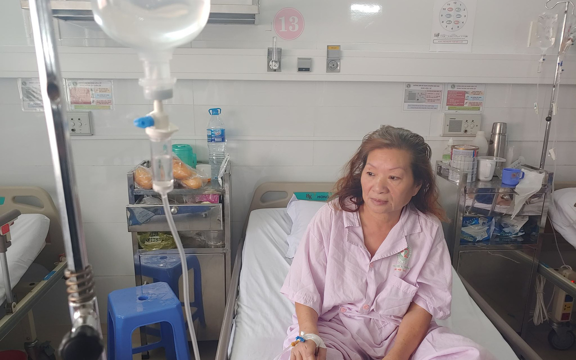 Mẹ nhồi máu cơ tim nặng được người dưng đưa đi cấp cứu, con gái ruột nói "nghèo quá, không lo được" rồi biệt tăm