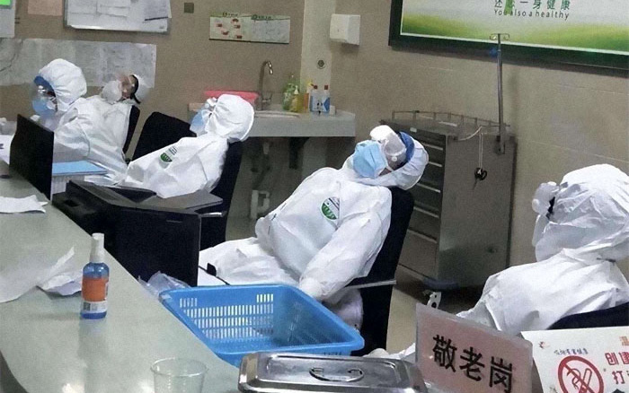 Loạt ảnh chụp đội ngũ y bác sĩ giữa "ổ dịch" Vũ Hán cho thấy sự hy sinh cao cả, bất chấp mạng sống để chiến đấu với virus corona