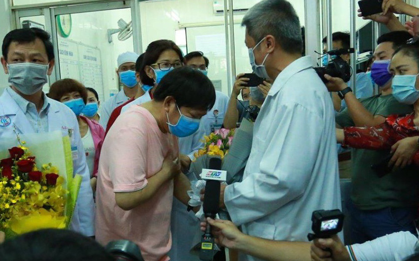 Bệnh nhân thứ 2 người Trung Quốc nhiễm virus corona (Covid-19) vừa xuất viện tại BV Chợ Rẫy, cúi đầu cảm ơn bác sĩ Việt Nam