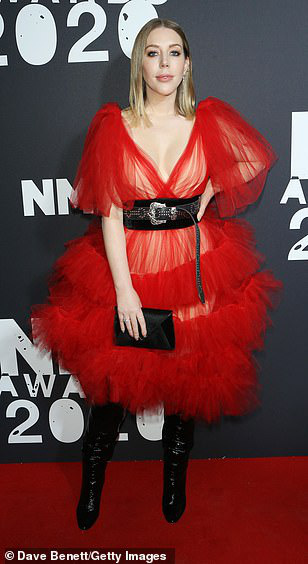 Thảm đỏ NME Awards 2020: Taylor Swift đơn giản mà sang chảnh, "chặt đẹp" hội chị em trưng diện màu mè - Ảnh 6.
