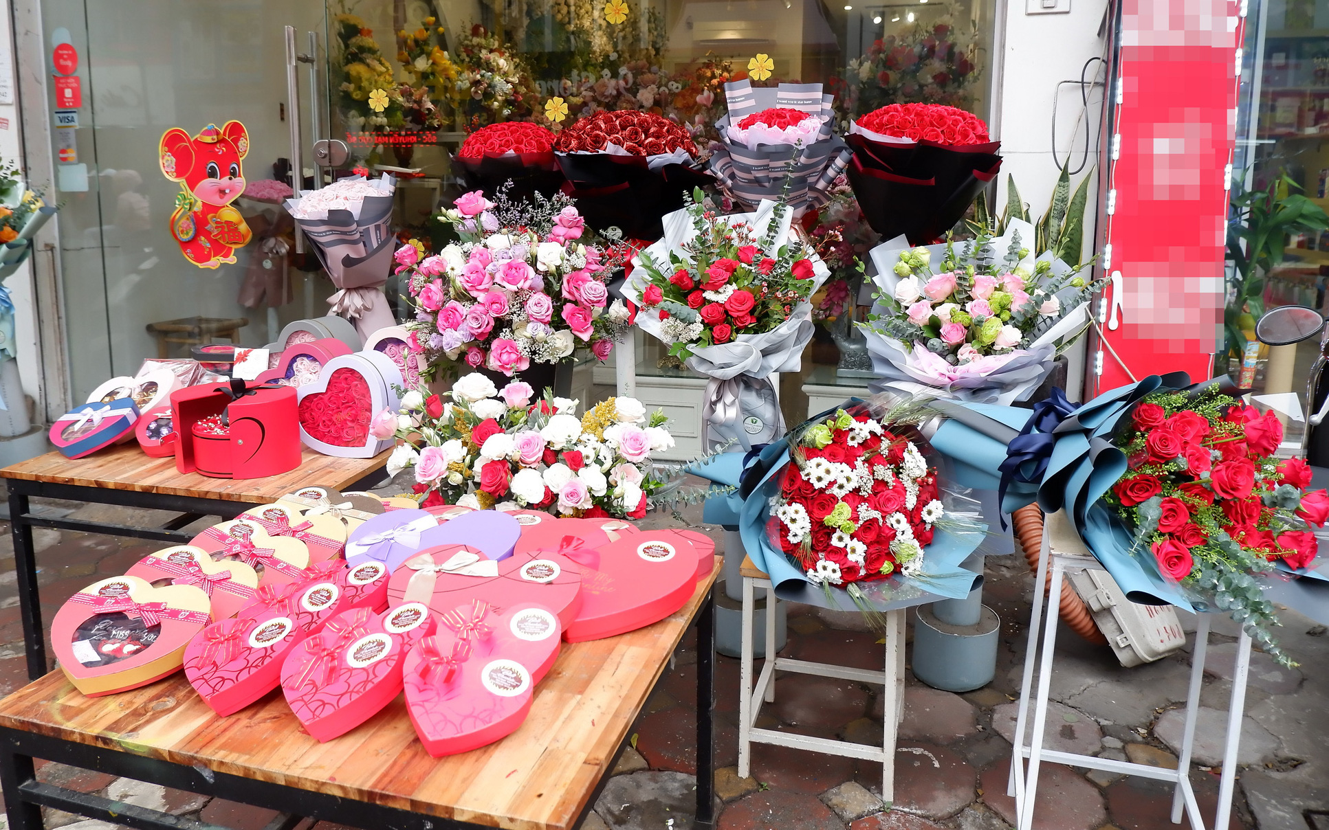 Ngày Lễ Tình Nhân: Các cửa hàng hoa đìu hiu khách, giá hoa tươi liên tục giảm vẫn không kích thích được người mua
