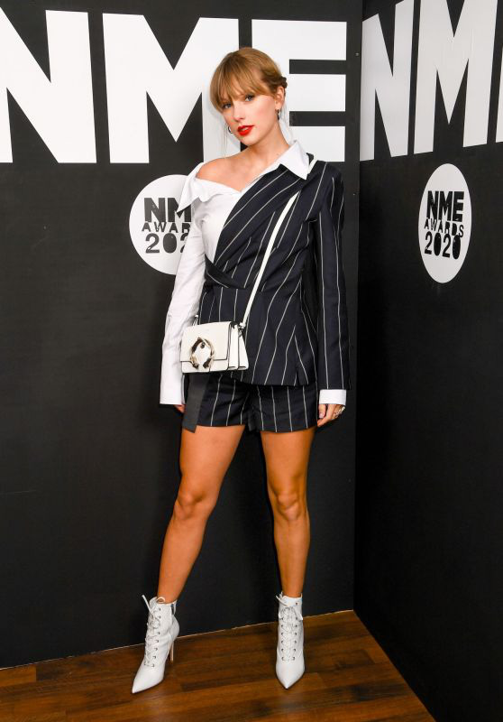 Thảm đỏ NME Awards 2020: Taylor Swift đơn giản mà sang chảnh, "chặt đẹp" hội chị em trưng diện màu mè - Ảnh 1.