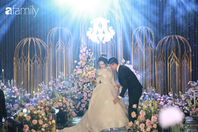 Váy cưới của Quỳnh Anh: Không phải vài trăm triệu mà những 1 tỉ đồng, nhưng trong mắt NTK bộ váy này là vô giá - Ảnh 1.