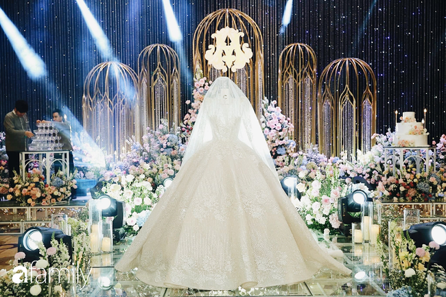 Váy cưới của Quỳnh Anh: Không phải vài trăm triệu mà những 1 tỉ đồng, nhưng trong mắt NTK bộ váy này là vô giá - Ảnh 4.
