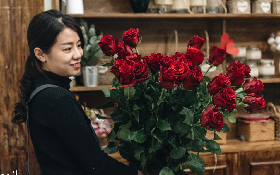 Mãn nhãn với những mẫu hoa hồng nhập khẩu xa xỉ cực hot vào Valentine năm nay, dù giá đã tăng gấp 3 - 4 lần ngày thường nhưng “các bạn nam vẫn chi rất mạnh tay”