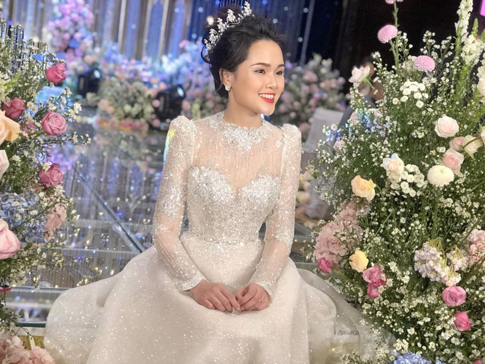 Váy cưới của Quỳnh Anh: Không phải vài trăm triệu mà những 1 tỉ đồng, nhưng trong mắt NTK bộ váy này là vô giá - Ảnh 9.