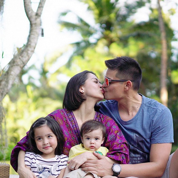 "Mỹ nhân đẹp nhất Philippines" Marian Rivera khóa môi tình tứ cùng ông xã điển trai nhưng biểu cảm của hai con lại gây chú ý - Ảnh 2.