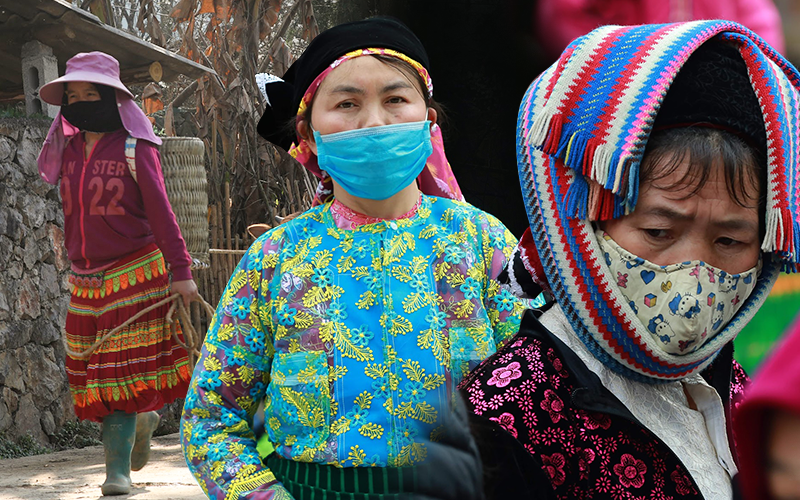 Chuyện hiếm hoi xảy ra tại Hà Giang, dù đi chăn bò hay họp chợ, người ở vùng núi cao cũng bắt đầu đeo khẩu trang kín mặt 