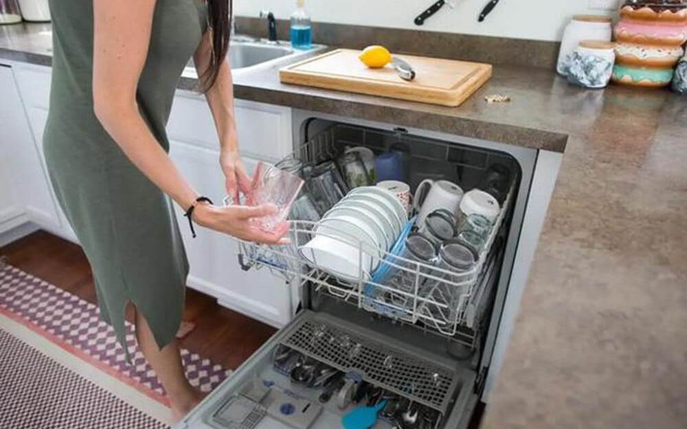 Cùng nghe các chị em có kinh nghiệm dùng máy rửa bát chia sẻ 3 bí quyết để máy luôn bền và tiết kiệm chi phí sử dụng nhất có thể