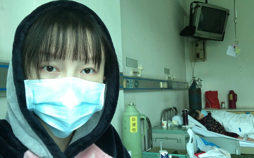 Xót xa cô gái trở về Vũ Hán thăm mẹ mắc bệnh ung thư rồi bị chẩn đoán nhiễm virus corona cùng bố, gia đình mỗi người một nơi trong bệnh viện