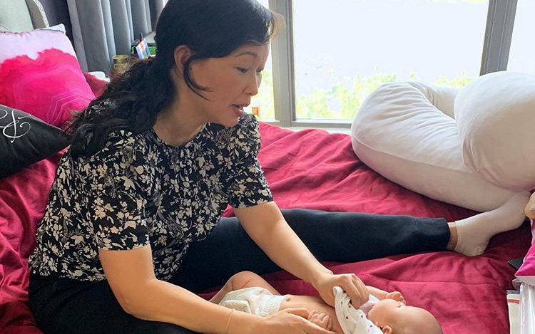 Shark Linh lần đầu lộ ảnh bỉm sữa xuề xòa ngồi chăm con gái khiến người hâm mộ phản ứng bất ngờ